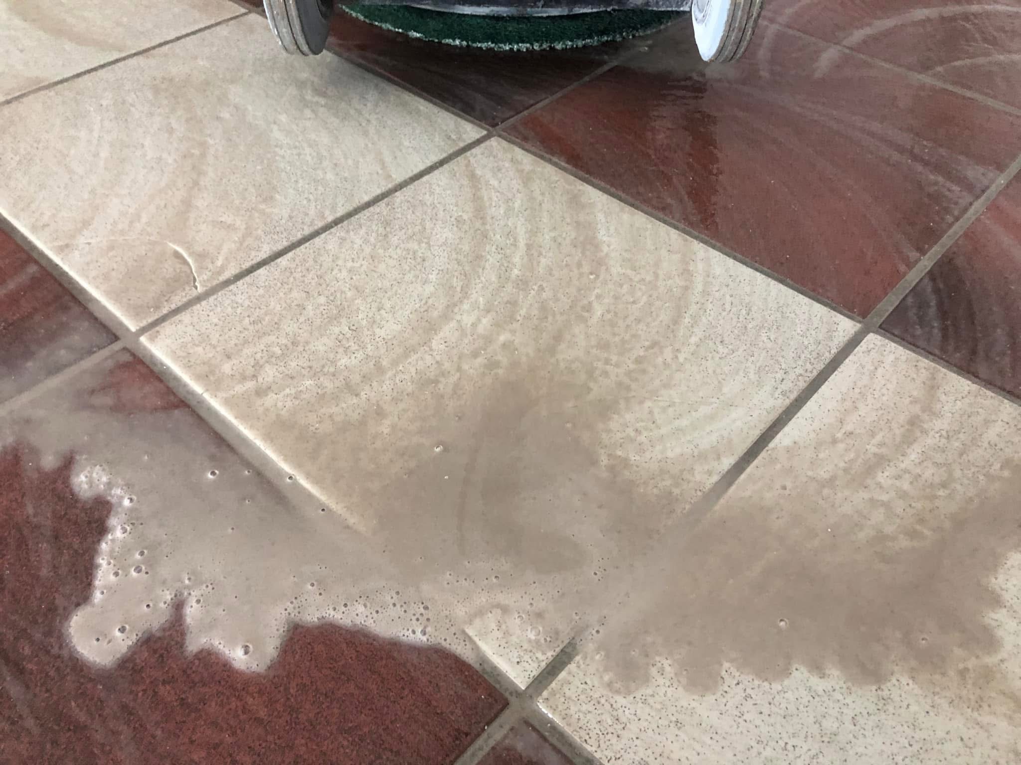 Machinale dieptereiniging van een vloer in een bakkerij