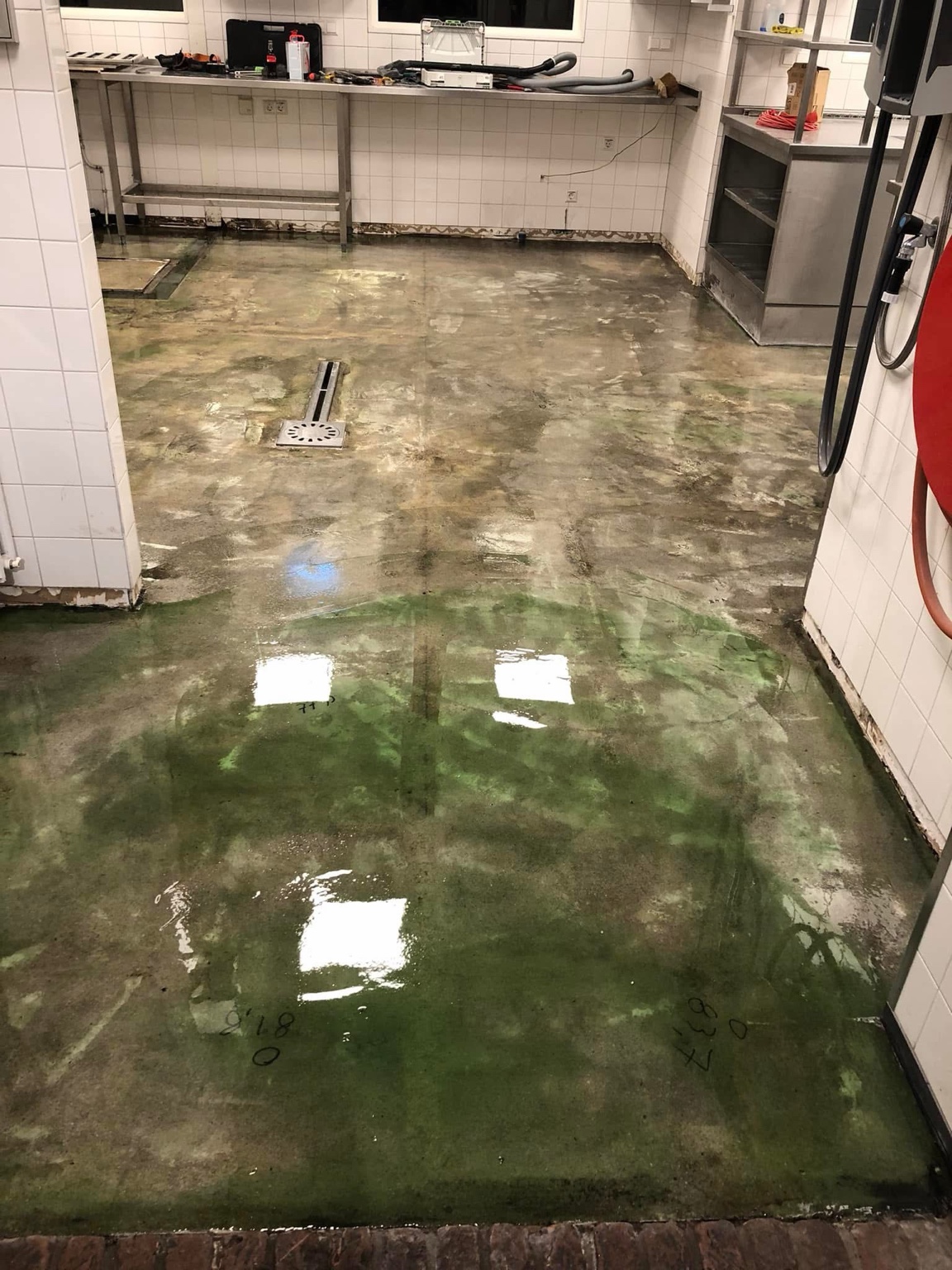 Epoxy vochtscherm op de vloer bij De Broeren in Zwolle vóór montage van de PVC-bedrijfsvloer