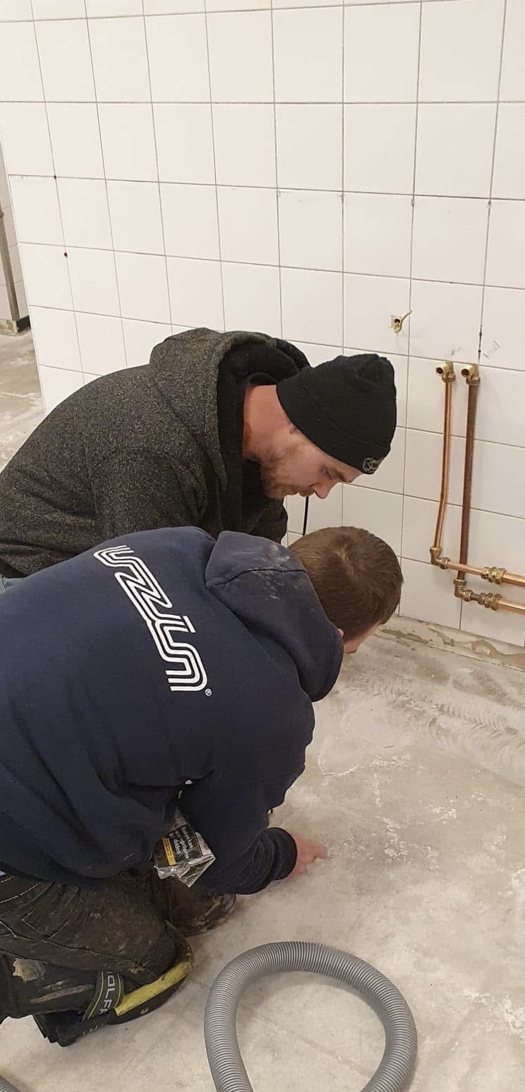 Voorbereiding van de ondergrond tijdens de renovatie bij De Broeren in Zwolle