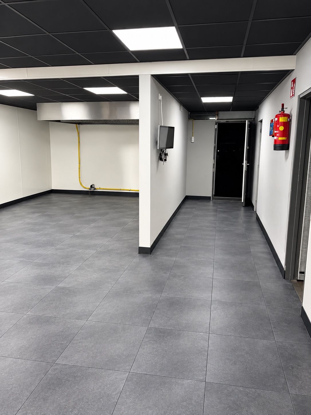 Afgeronde professionele ruimte met vloer, hygiënische wandafwerking en systeemplafond