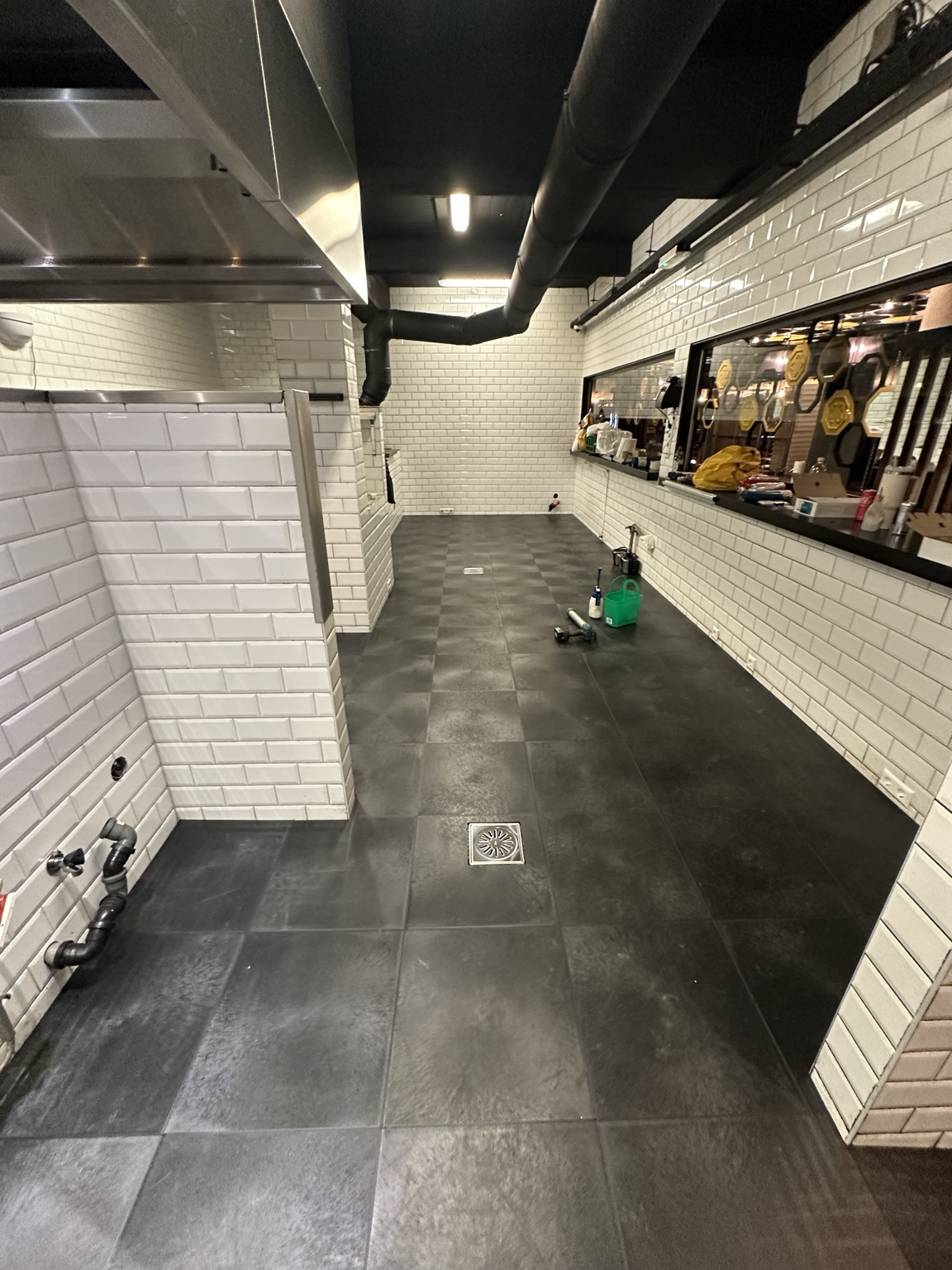 Afgewerkte donkere horecavloer na renovatie