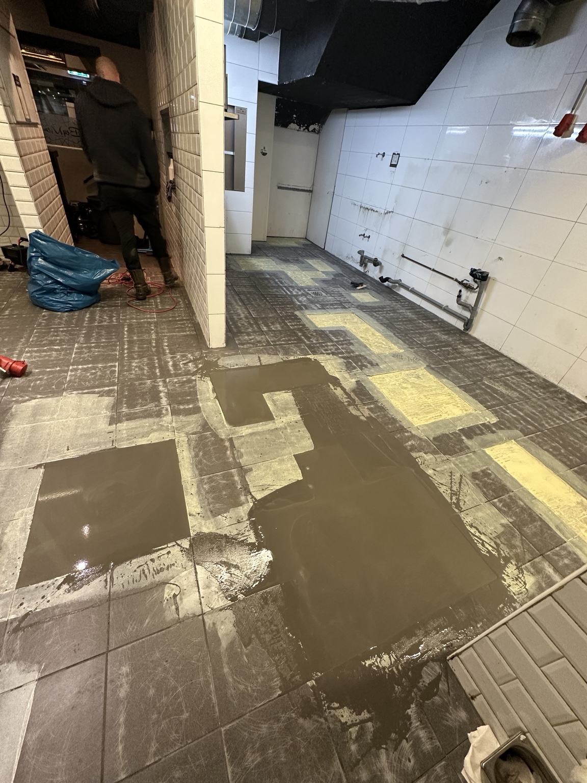 Horecavloer tijdens plaatselijk herstel en voorbereiding van de ondergrond