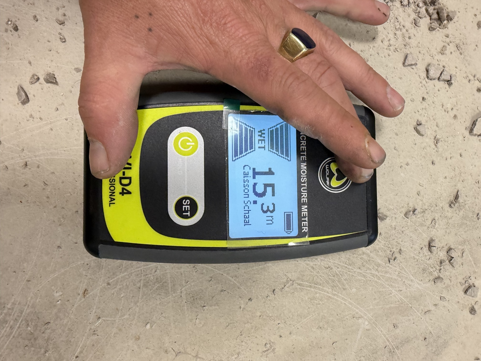 Vochtmeter ingesteld op de calciumschaal tijdens ondervloerinspectie