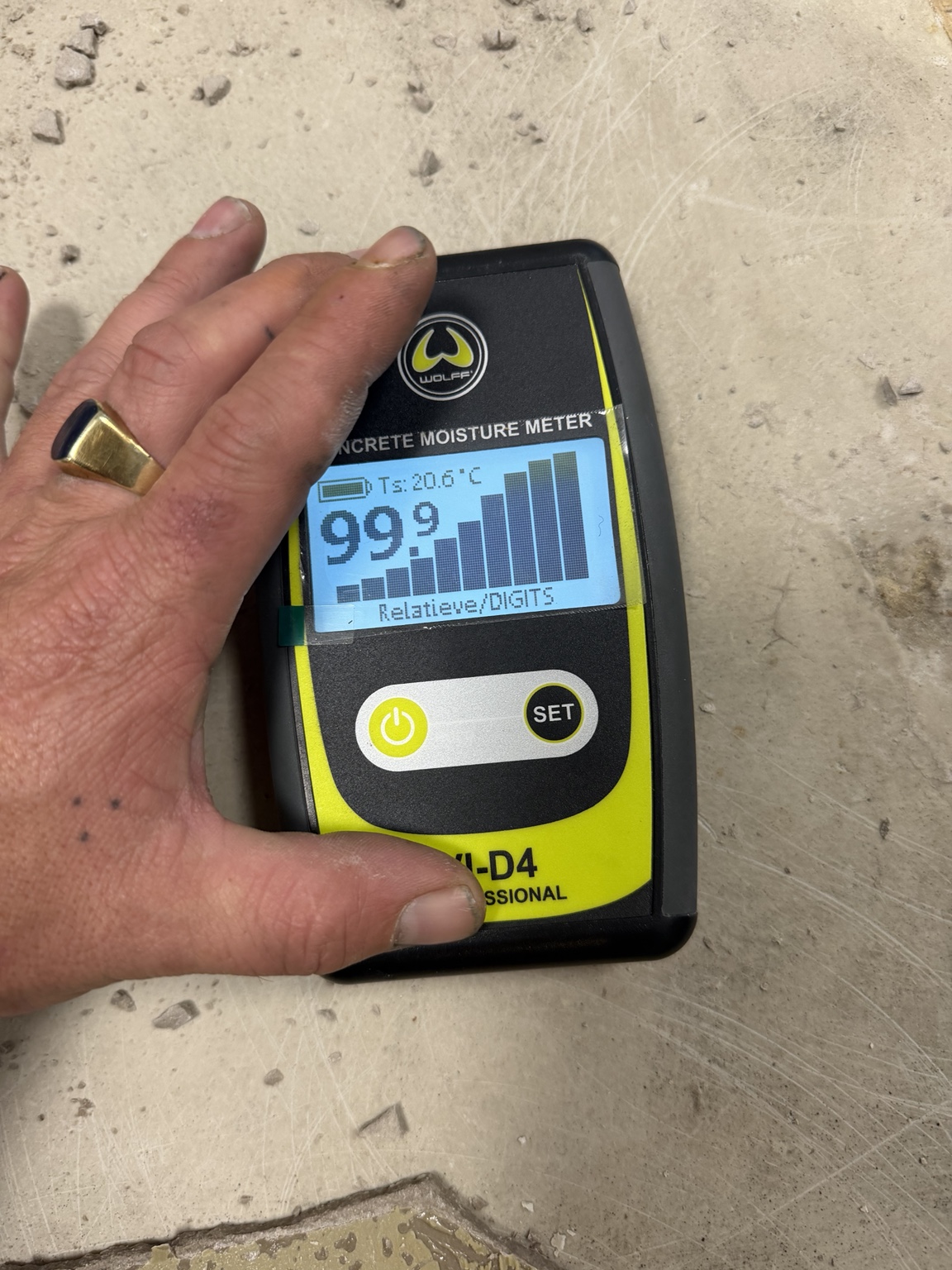 Vochtmeter op een ondergrond met een hoge relatieve indicatiewaarde