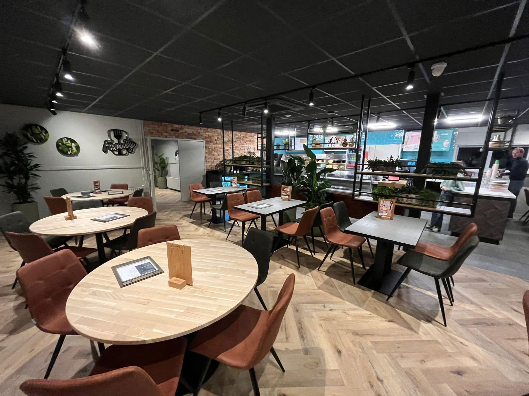 PVC-vloer in visgraatpatroon in een restaurant