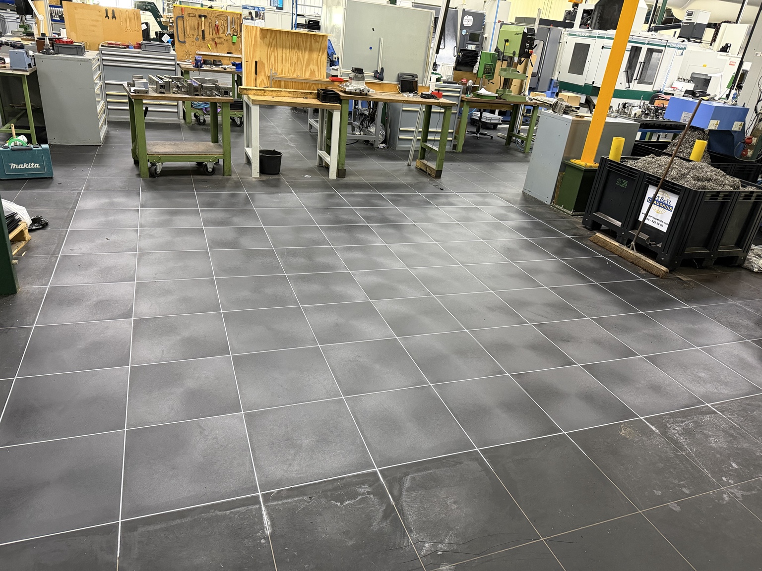 Afgewerkte donkere bedrijfsvloer na de reparatie